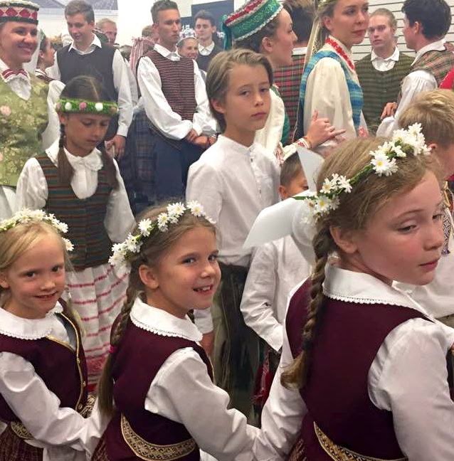 2016 šokių šventė – mokyklos archyvo vaizdas